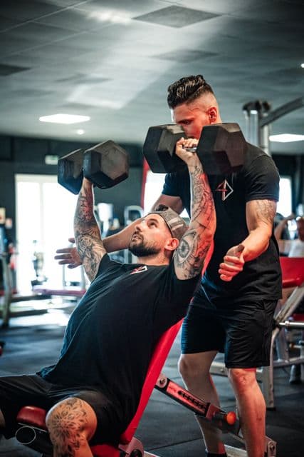 Coach du 4D Gym Club accompagnant un adhérent débutant, Le Thor