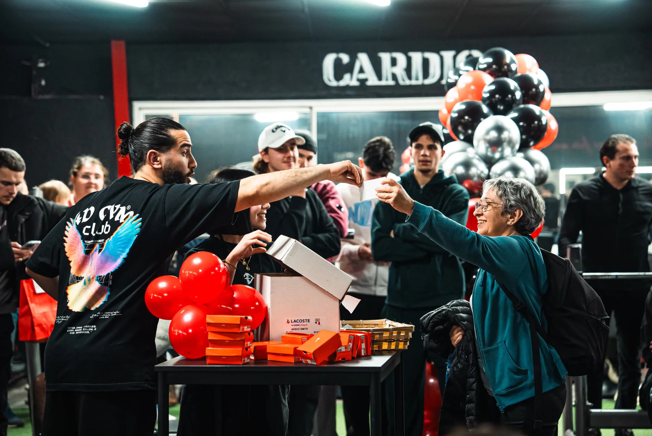 Distribution de cadeaux sous les ballons pendant un événement à 4D Gym au Thor